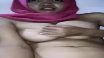 Cam Jilbab Pink Mandi Sambil Mainin Memek Pake Timun