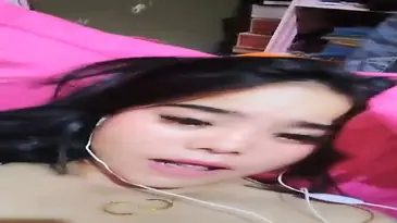 Pamer Meki Pake Earphone Putih